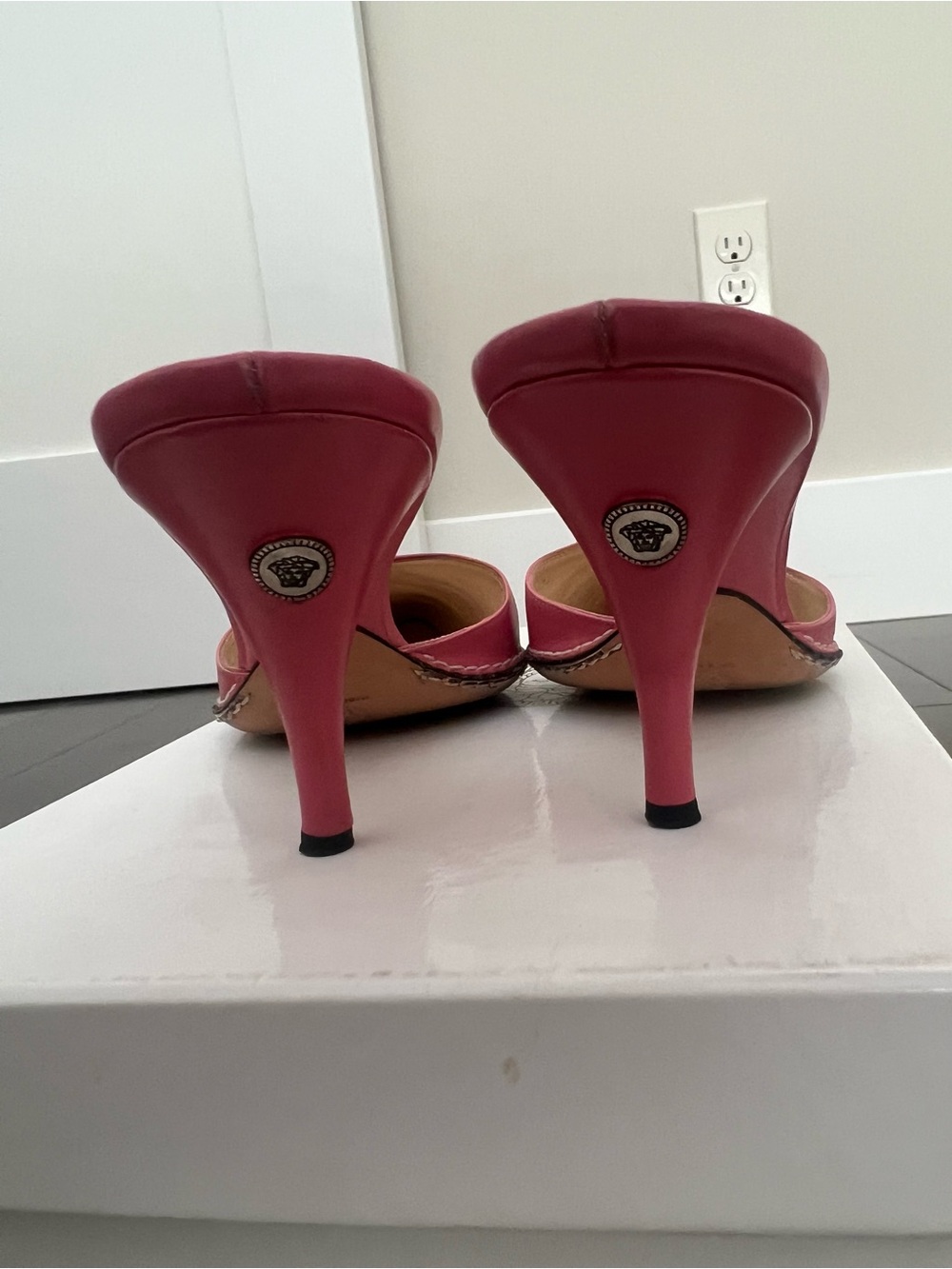 Versace, Limited Addition.
Pink Pointed-Toe Mule Heels - Picture 4 of 7